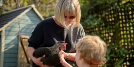 (c) Centre for Ageing Better Frau und Kind mit Huhn