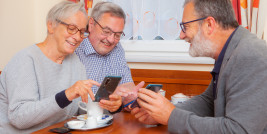 © fotozwettl.at / Claus Schindler Drei Personen mit Samartphones
