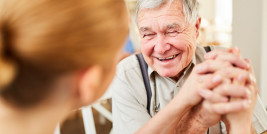 Demenzfreundliche Region-Wir 5 im Wienerwald Ein älterer Herr und eine Frau halten einander an den Händen