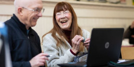 Alter Mann und alte Frau am Computer